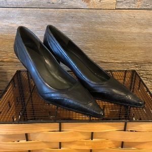 EUC Stuart Weitzman Black Leather Pump